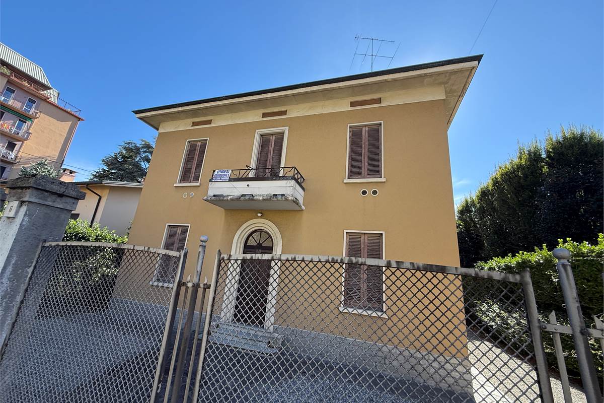 ERBA CENTRO:VILLA SINGOLA  ANCHE  PER DUE FAMIGLIE
