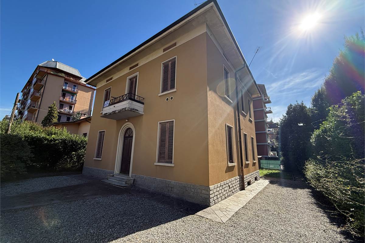 ERBA CENTRO:VILLA SINGOLA  ANCHE  PER DUE FAMIGLIE