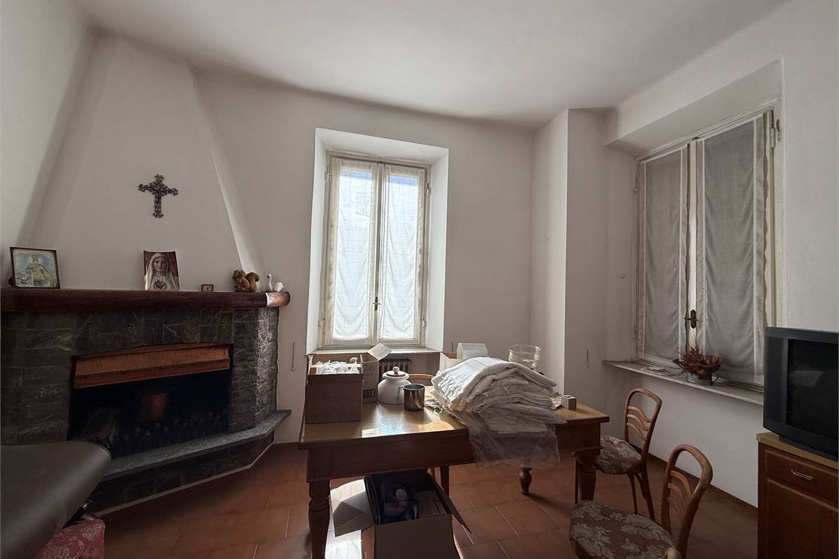 ERBA CENTRO:VILLA SINGOLA  ANCHE  PER DUE FAMIGLIE