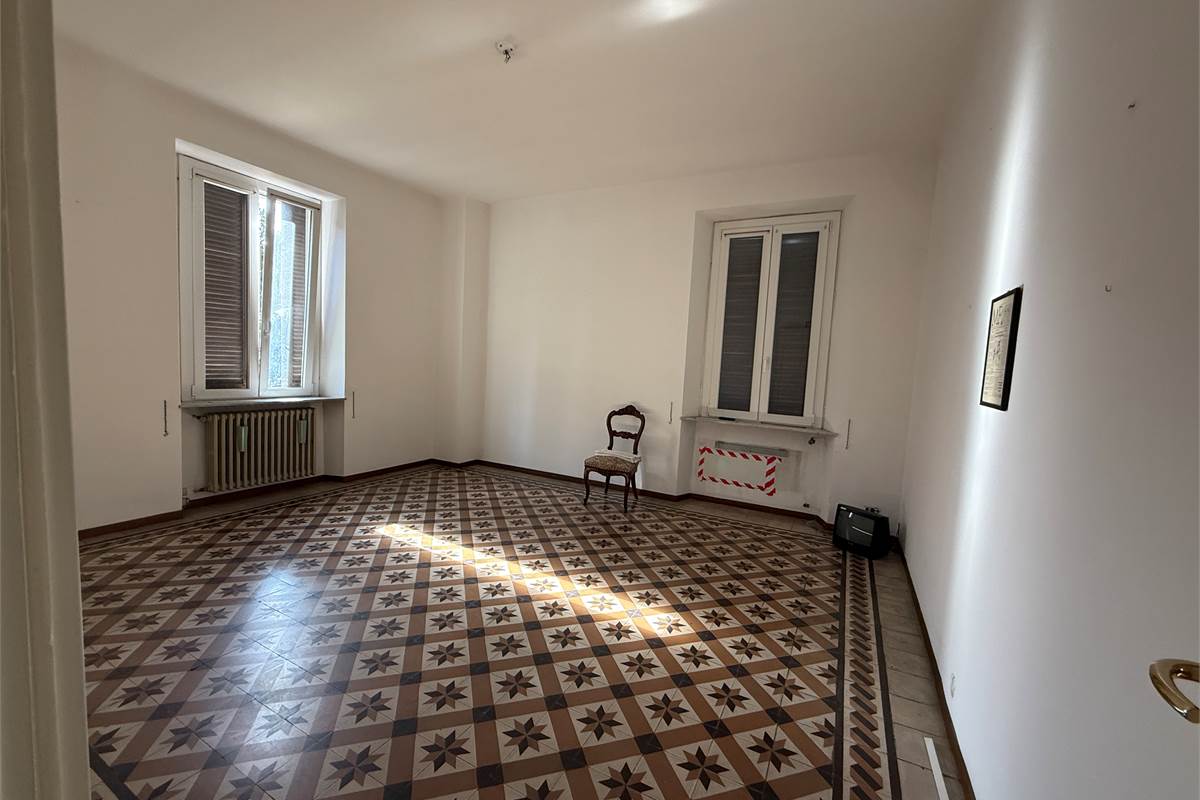ERBA CENTRO:VILLA SINGOLA  ANCHE  PER DUE FAMIGLIE