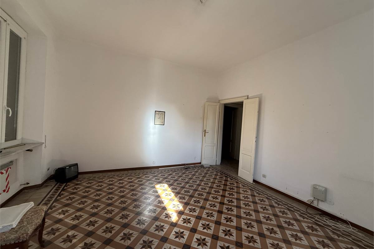 ERBA CENTRO:VILLA SINGOLA  ANCHE  PER DUE FAMIGLIE