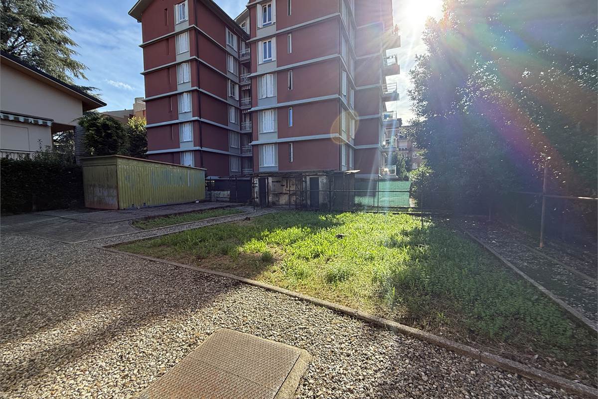 ERBA CENTRO:VILLA SINGOLA  ANCHE  PER DUE FAMIGLIE