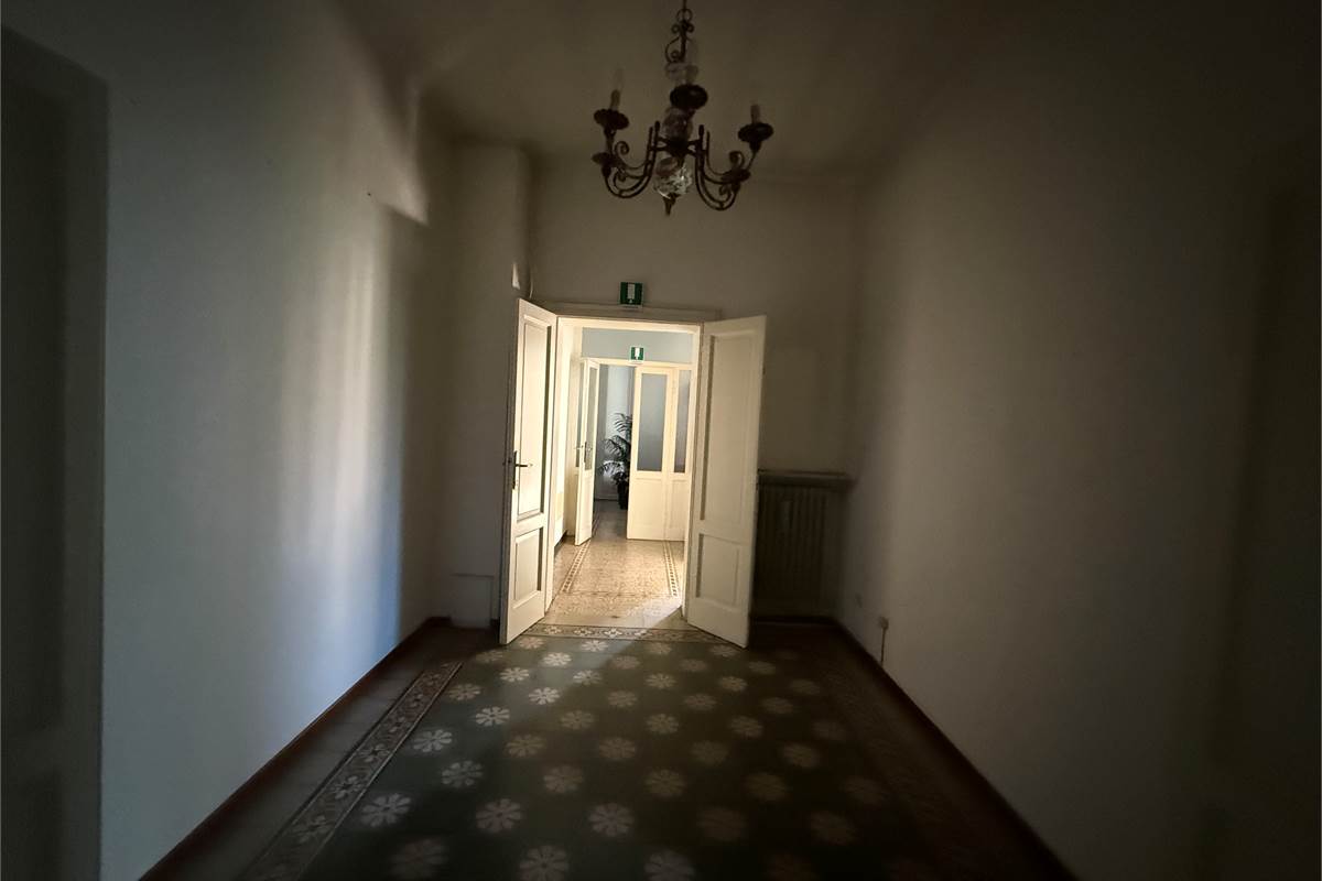 ERBA CENTRO:VILLA SINGOLA  ANCHE  PER DUE FAMIGLIE