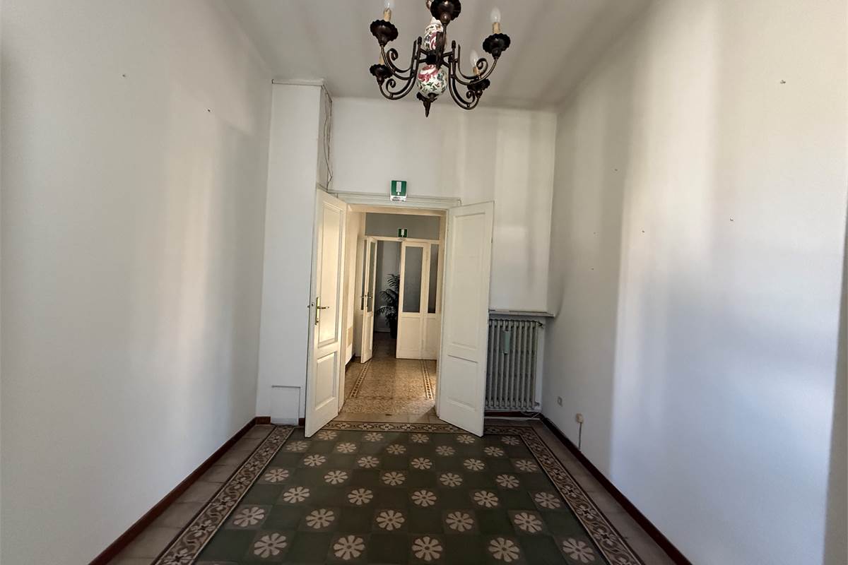 ERBA CENTRO:VILLA SINGOLA  ANCHE  PER DUE FAMIGLIE