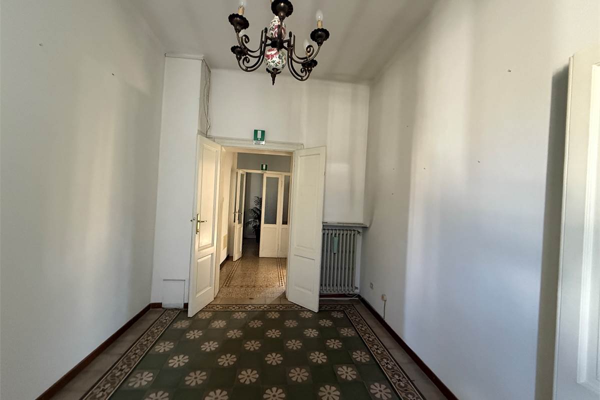 ERBA CENTRO:VILLA SINGOLA  ANCHE  PER DUE FAMIGLIE