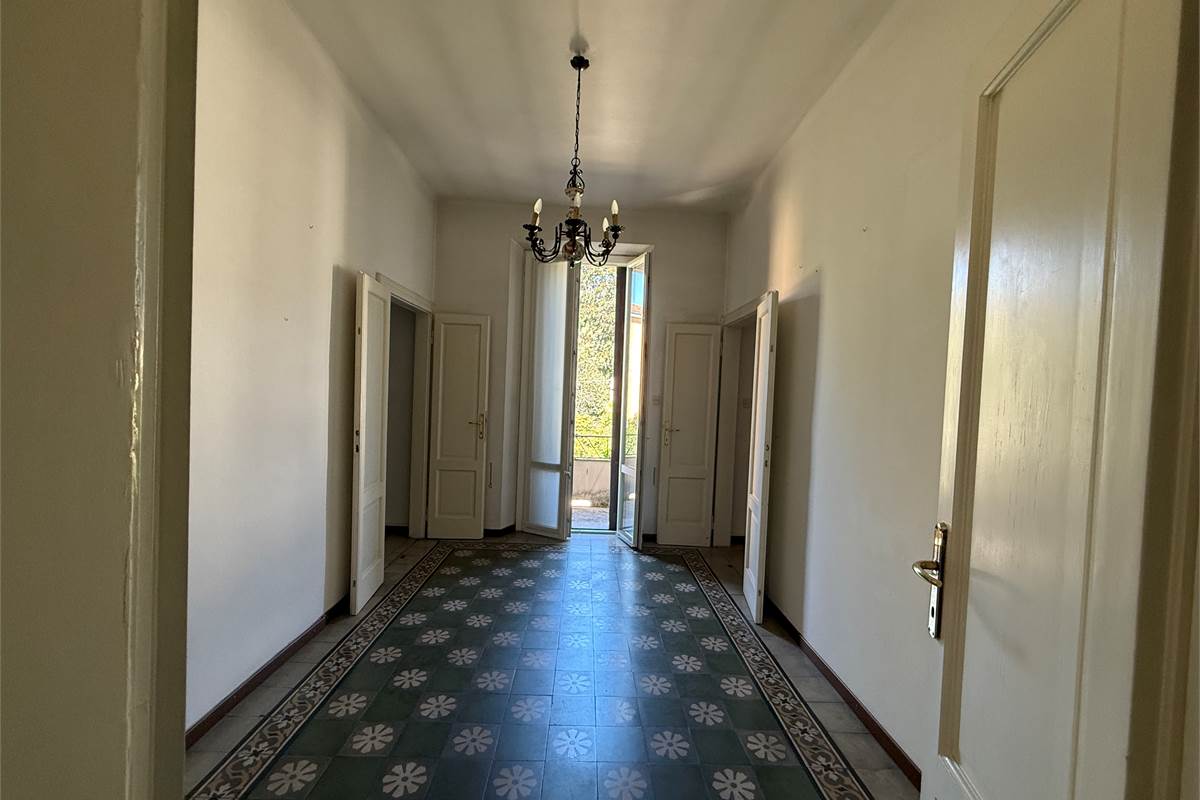 ERBA CENTRO:VILLA SINGOLA  ANCHE  PER DUE FAMIGLIE