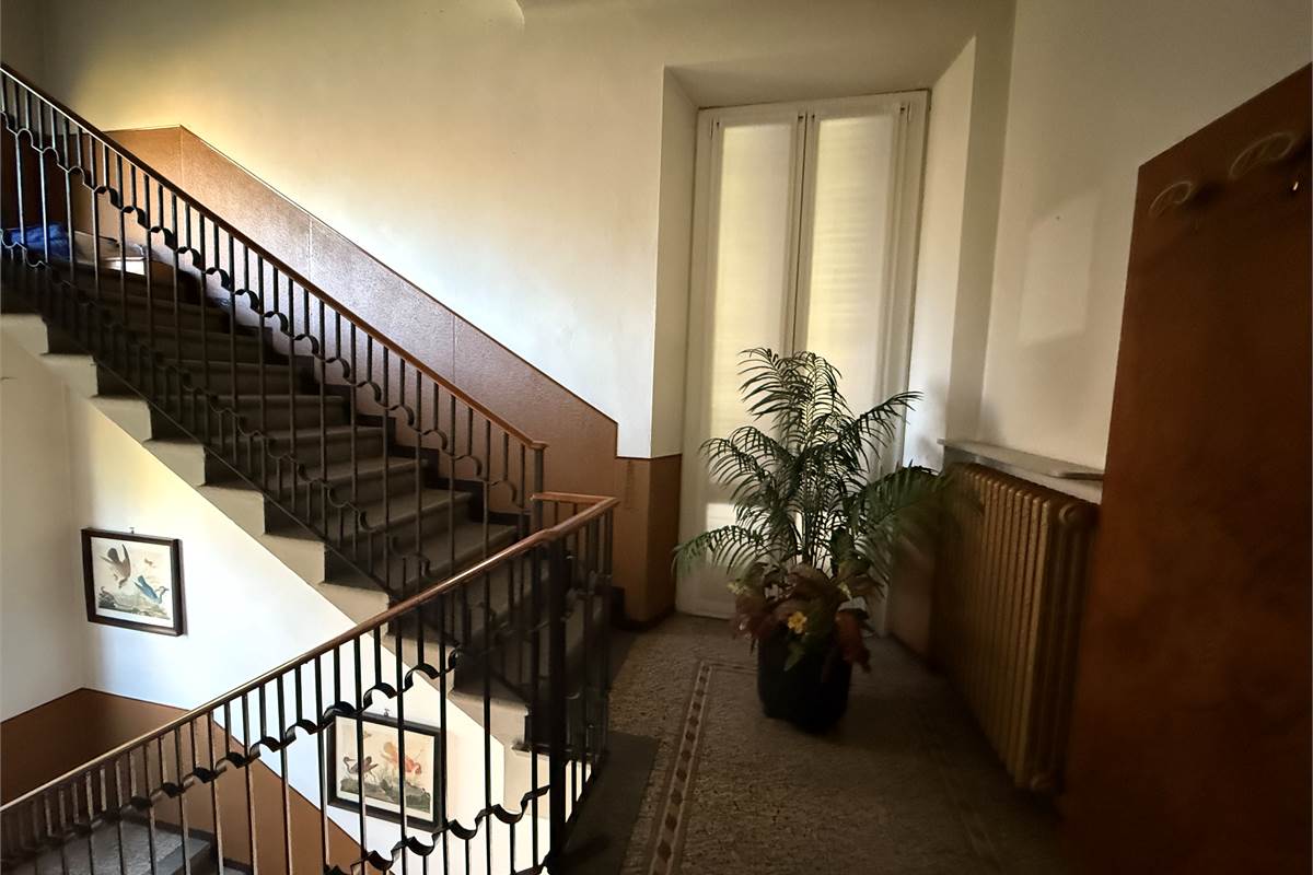 ERBA CENTRO:VILLA SINGOLA  ANCHE  PER DUE FAMIGLIE
