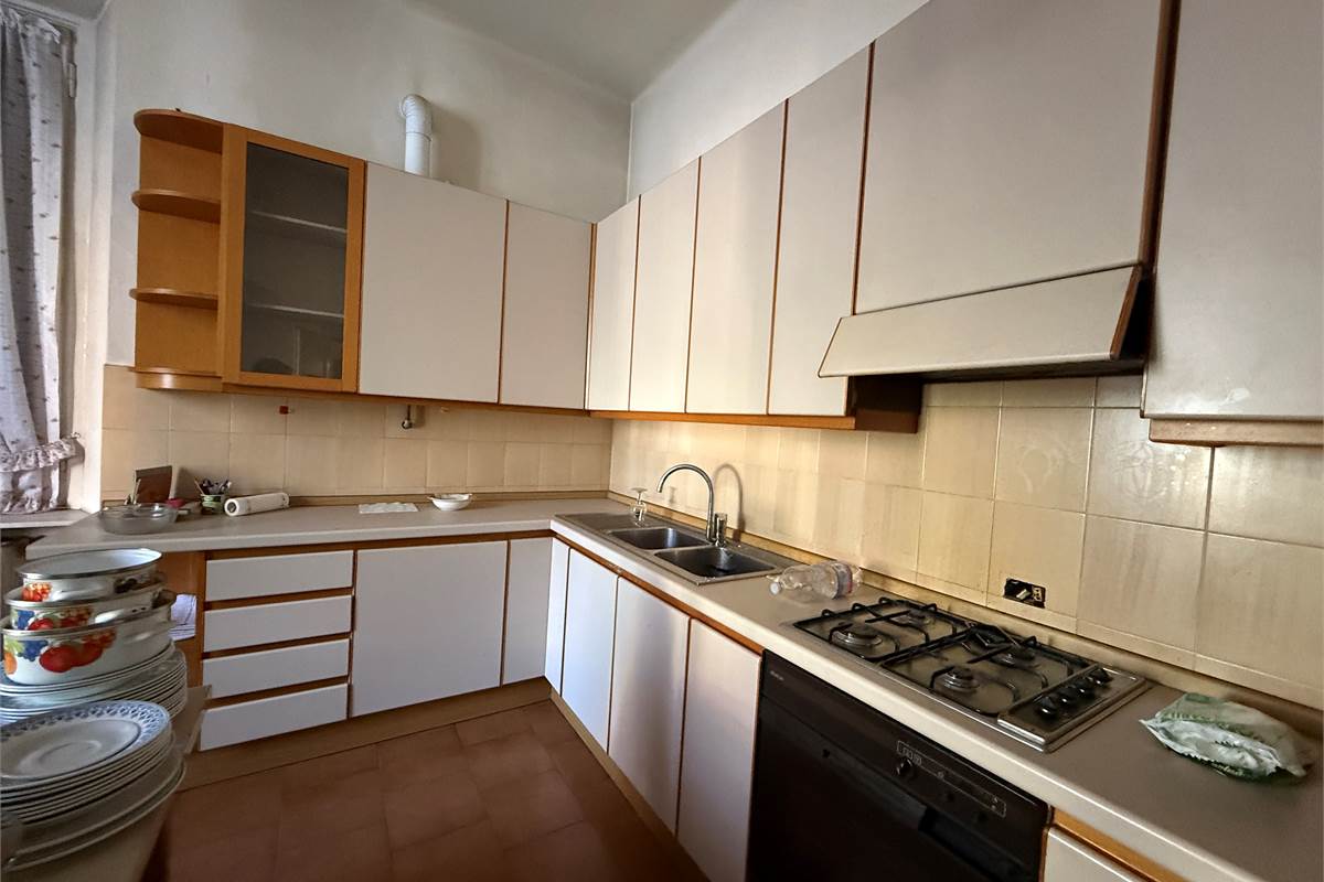ERBA CENTRO:VILLA SINGOLA  ANCHE  PER DUE FAMIGLIE