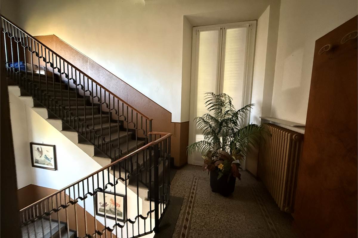 ERBA CENTRO:VILLA SINGOLA  ANCHE  PER DUE FAMIGLIE