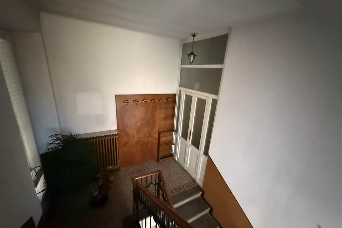 ERBA CENTRO:VILLA SINGOLA  ANCHE  PER DUE FAMIGLIE