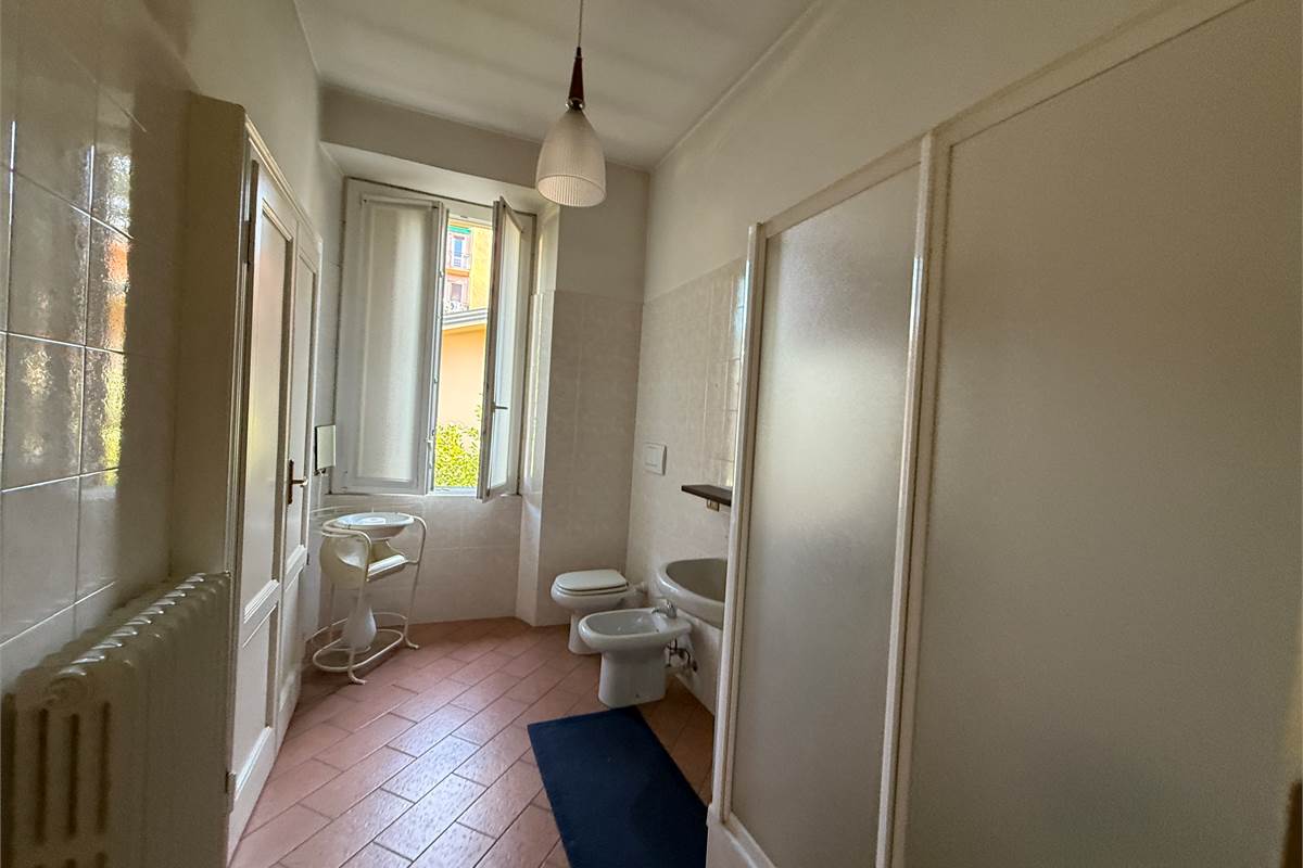 ERBA CENTRO:VILLA SINGOLA  ANCHE  PER DUE FAMIGLIE