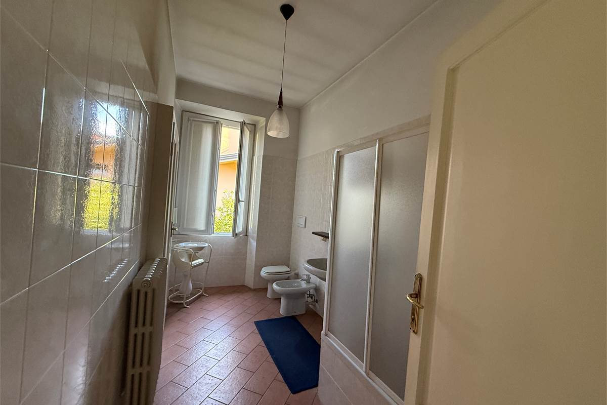 ERBA CENTRO:VILLA SINGOLA  ANCHE  PER DUE FAMIGLIE