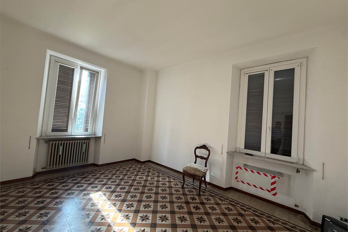 ERBA CENTRO:VILLA SINGOLA  ANCHE  PER DUE FAMIGLIE