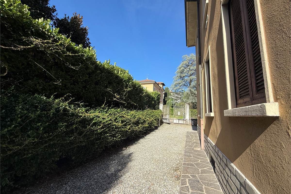 ERBA CENTRO:VILLA SINGOLA  ANCHE  PER DUE FAMIGLIE