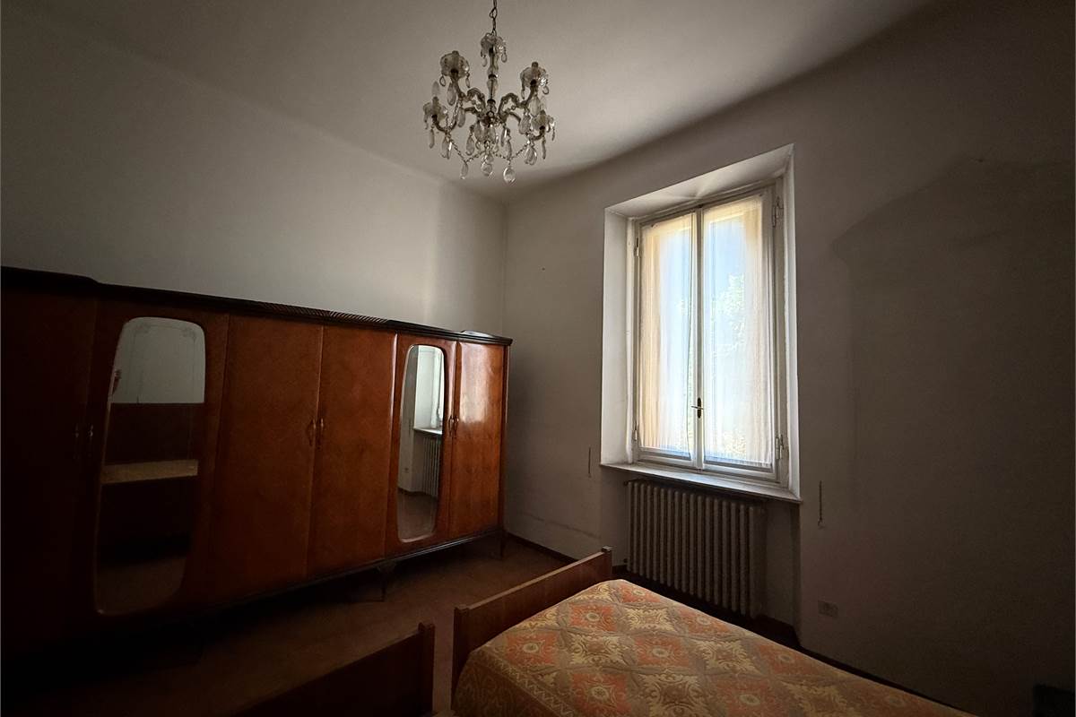 ERBA CENTRO:VILLA SINGOLA  ANCHE  PER DUE FAMIGLIE
