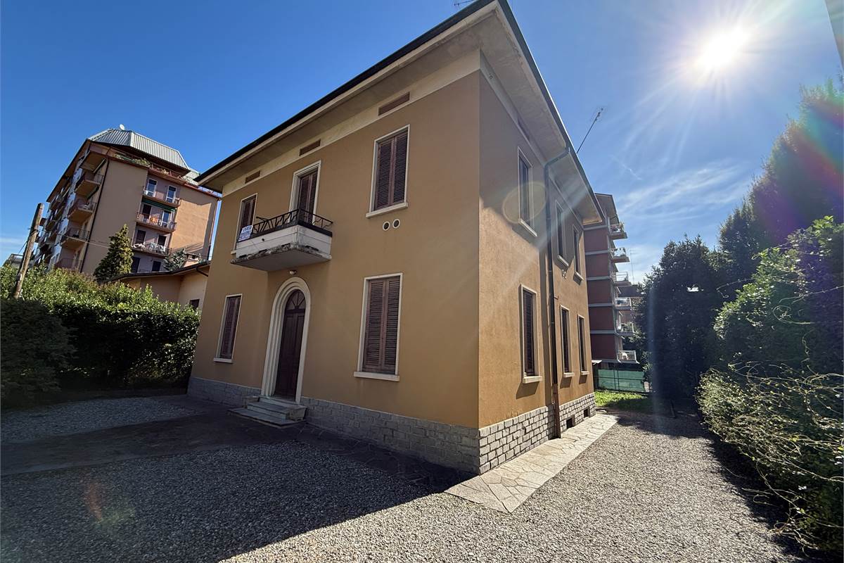 ERBA CENTRO:VILLA SINGOLA  ANCHE  PER DUE FAMIGLIE