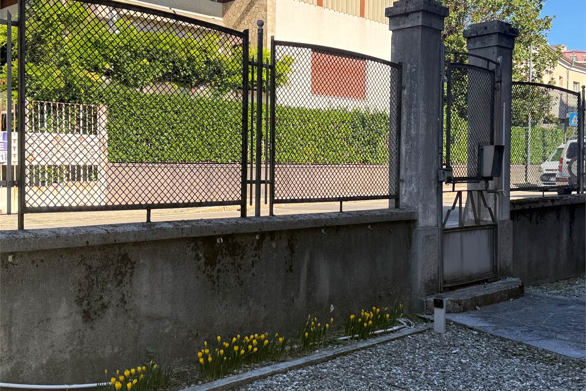 ERBA CENTRO:VILLA SINGOLA  ANCHE  PER DUE FAMIGLIE