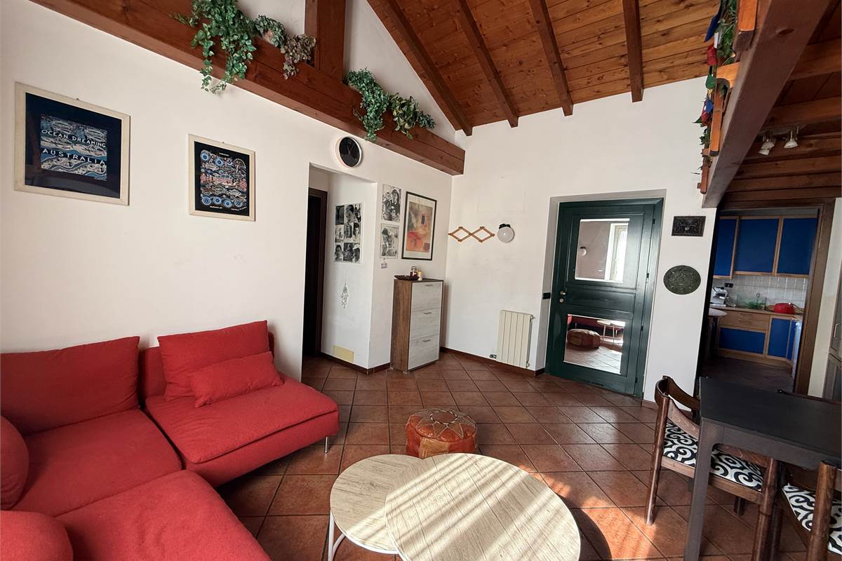ERBA CENTRO:APPARTAMENTO CON SOPPALCO E BOX