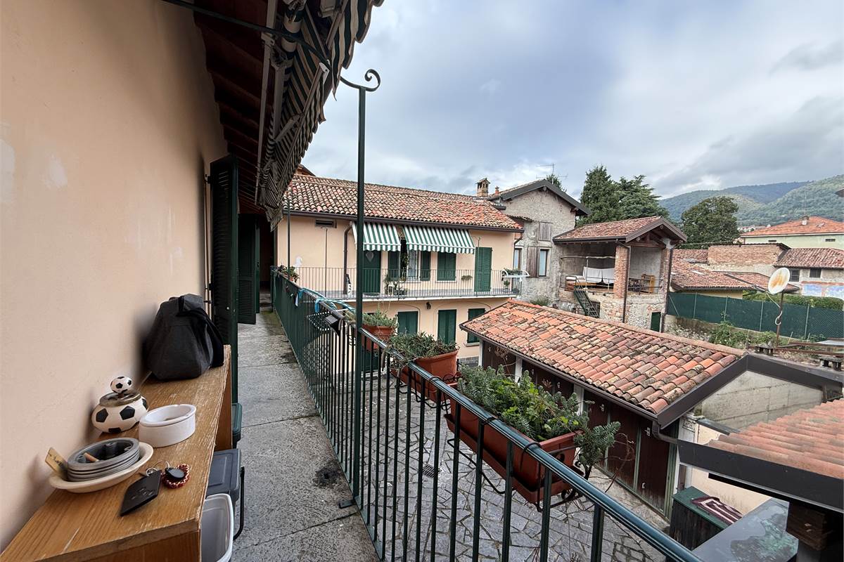 ERBA CENTRO:APPARTAMENTO CON SOPPALCO E BOX