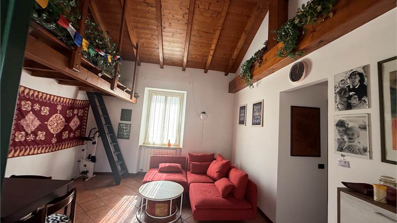 ERBA CENTRO:APPARTAMENTO CON SOPPALCO E BOX