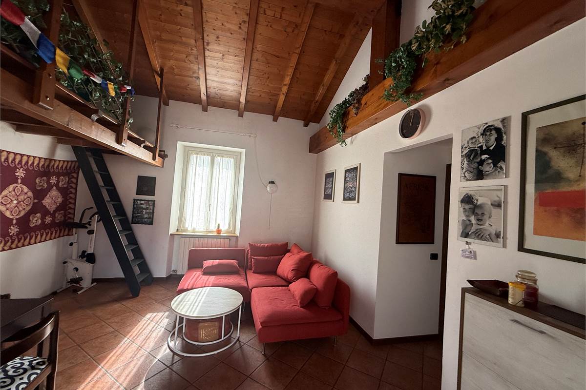 ERBA CENTRO:APPARTAMENTO CON SOPPALCO E BOX