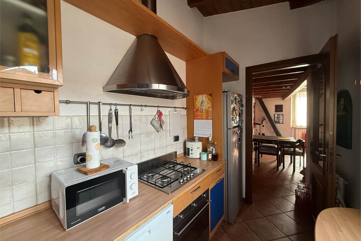 ERBA CENTRO:APPARTAMENTO CON SOPPALCO E BOX