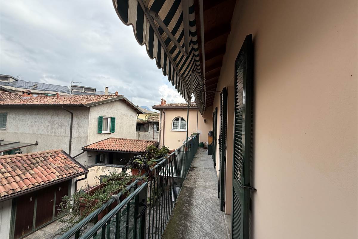 ERBA CENTRO:APPARTAMENTO CON SOPPALCO E BOX