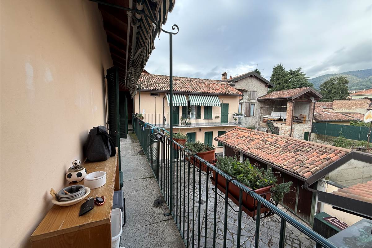 ERBA CENTRO:APPARTAMENTO CON SOPPALCO E BOX
