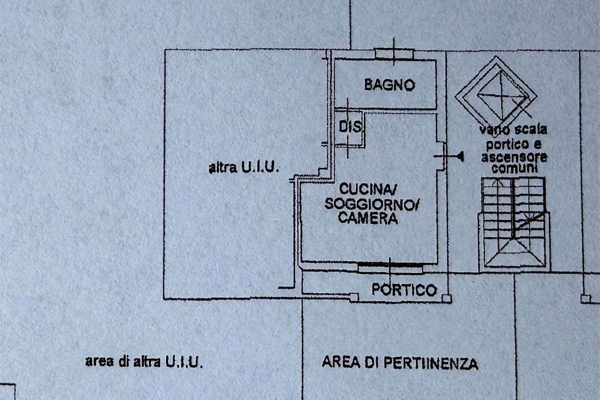 ALBESE:MONOLOCALE AMPIO CON GAIRDINO,MODERNO!