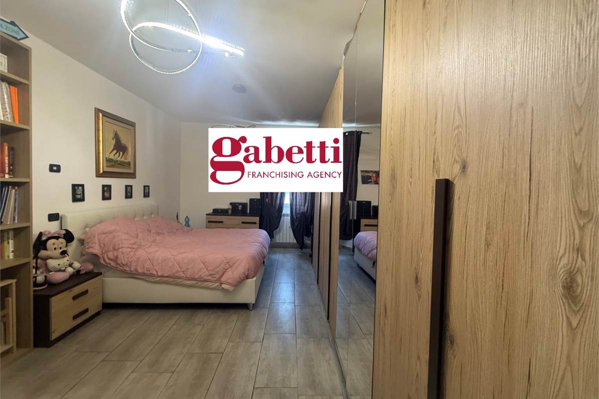 VALBRONA:CASA SINGOLA ANCHE PER DUE FAMIGLIE