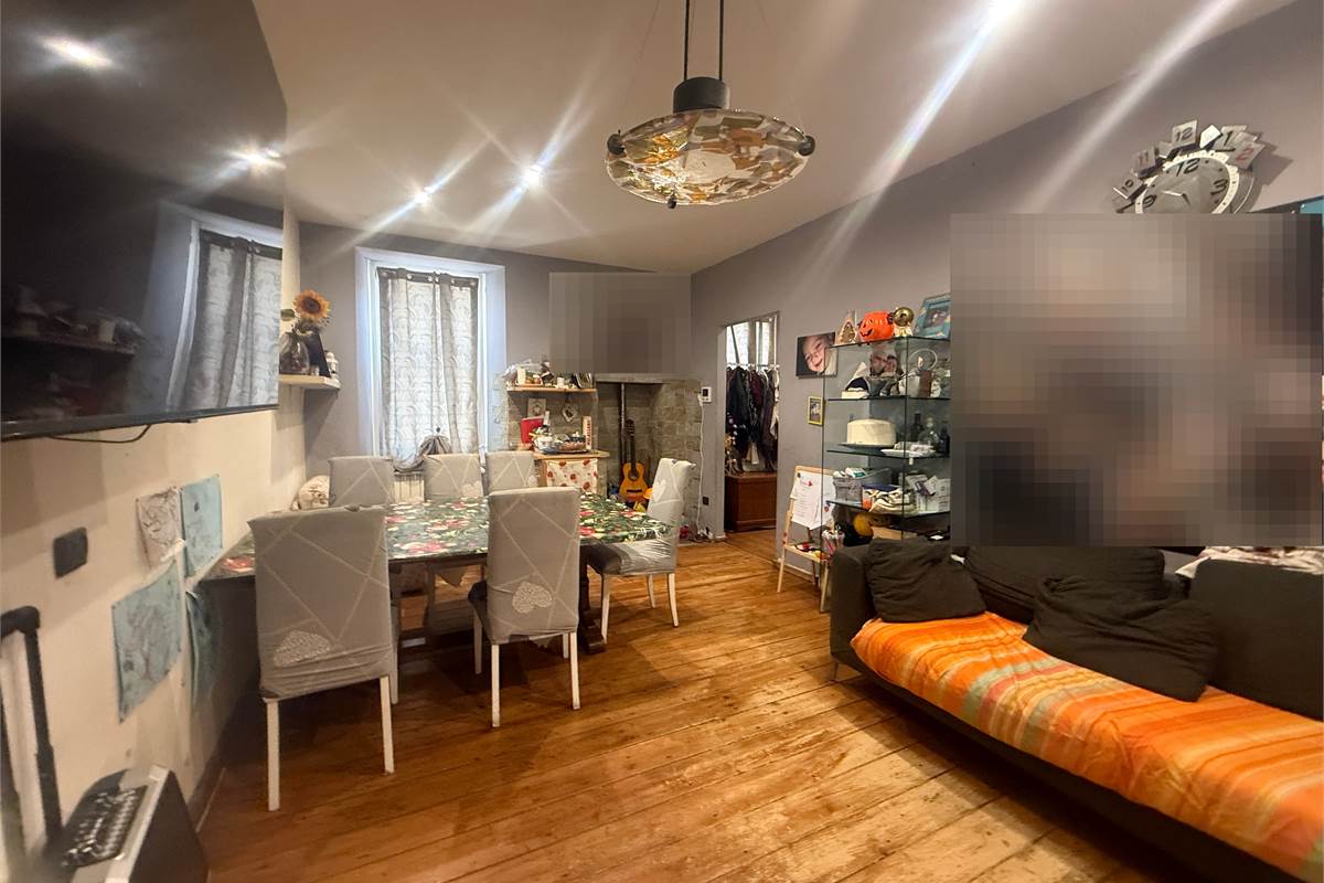 VALBRONA:CASA SINGOLA ANCHE PER DUE FAMIGLIE