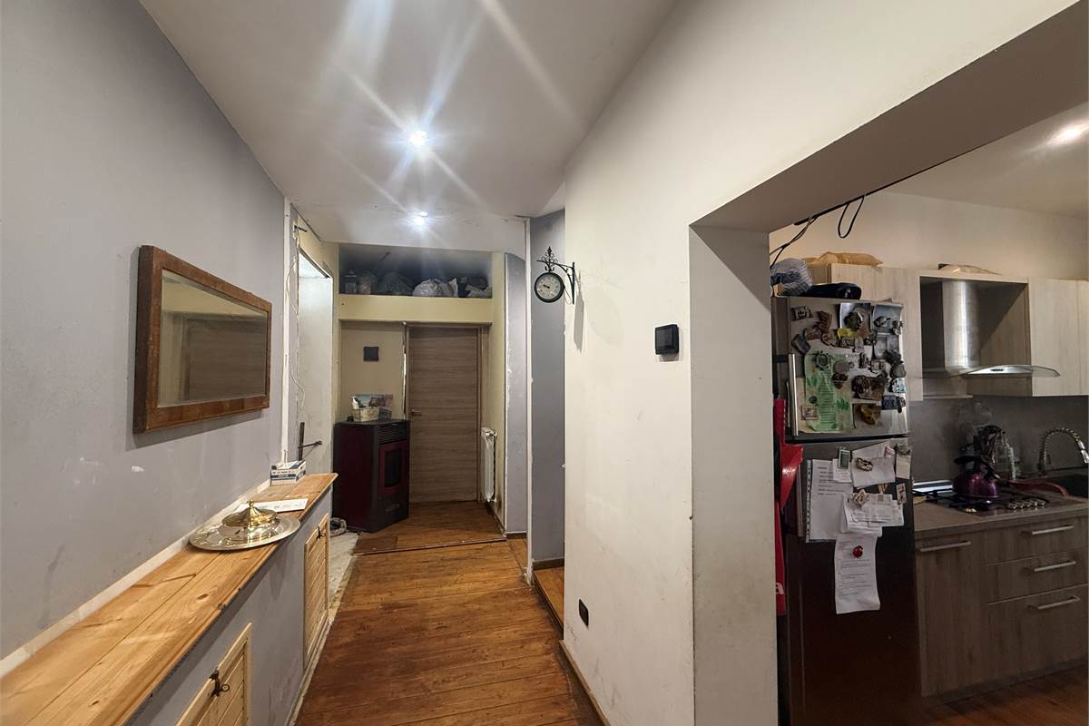 VALBRONA:CASA SINGOLA ANCHE PER DUE FAMIGLIE