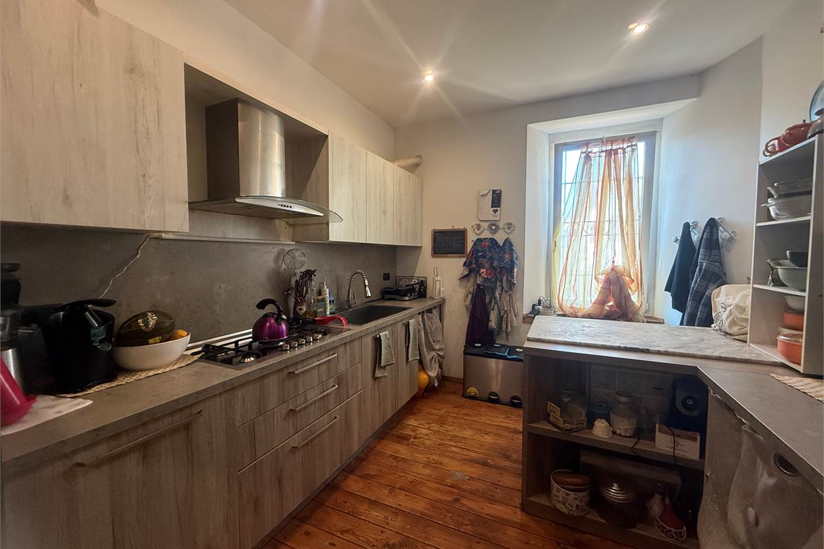 VALBRONA:CASA SINGOLA ANCHE PER DUE FAMIGLIE