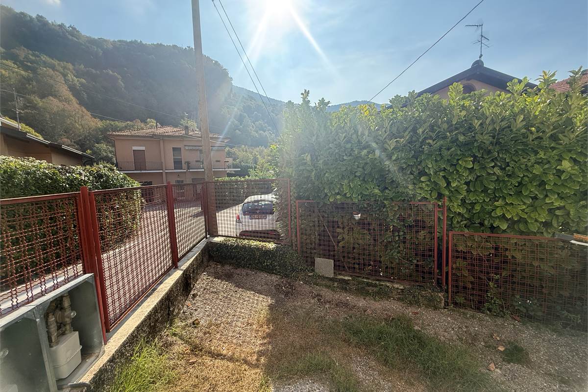 VALBRONA:CASA SINGOLA ANCHE PER DUE FAMIGLIE