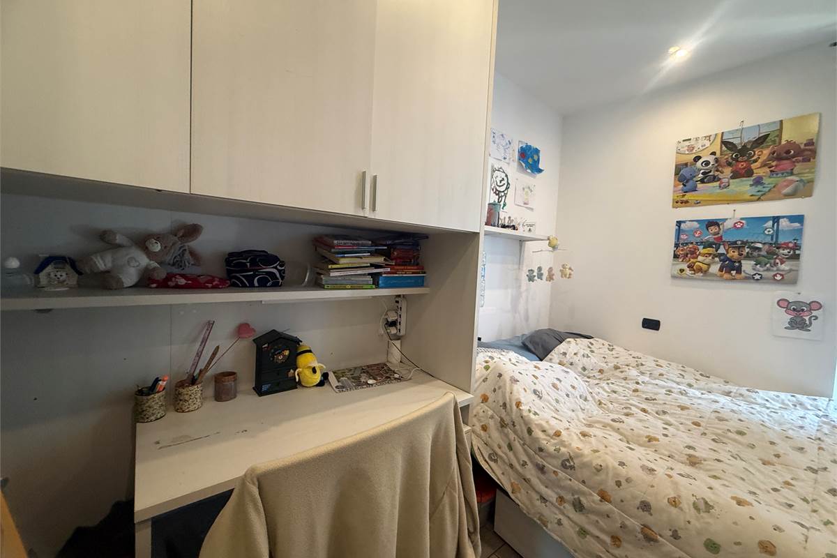 VALBRONA:CASA SINGOLA ANCHE PER DUE FAMIGLIE