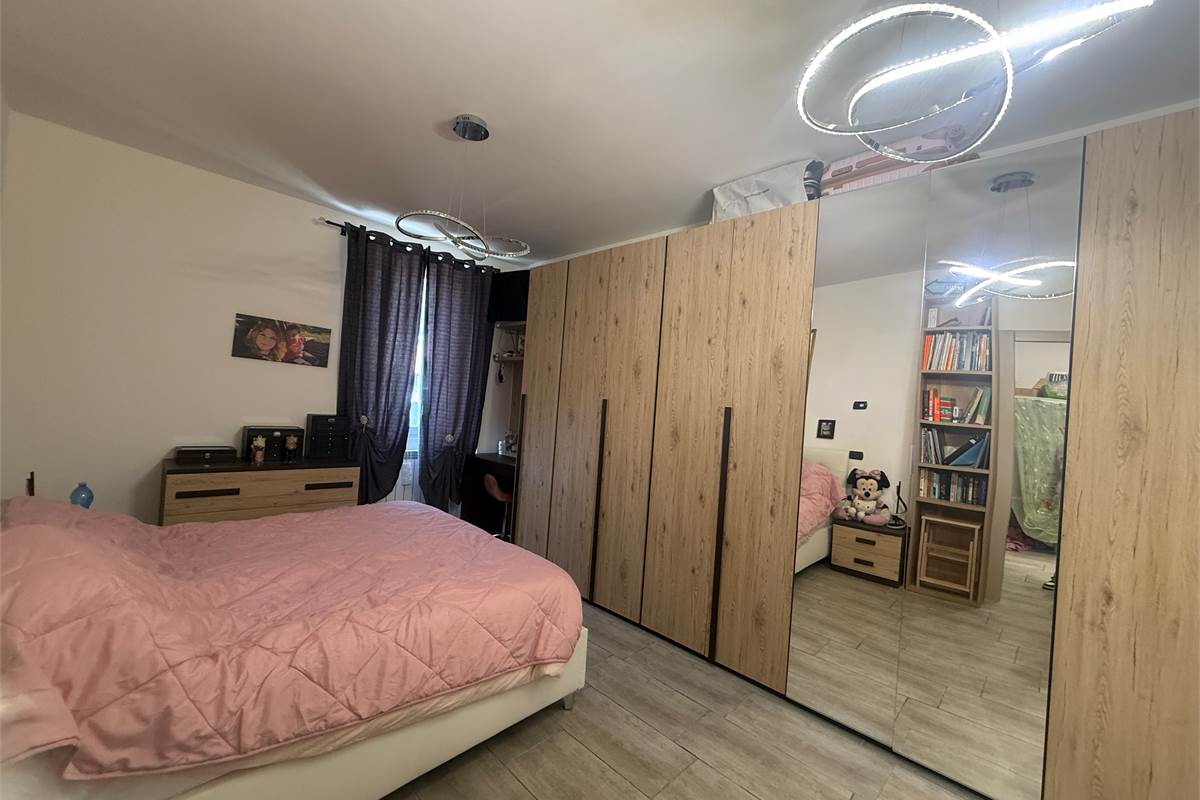 VALBRONA:CASA SINGOLA ANCHE PER DUE FAMIGLIE