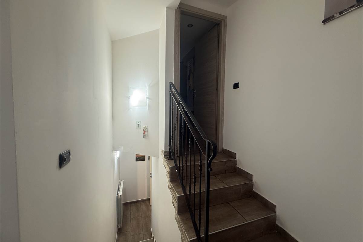 VALBRONA:CASA SINGOLA ANCHE PER DUE FAMIGLIE