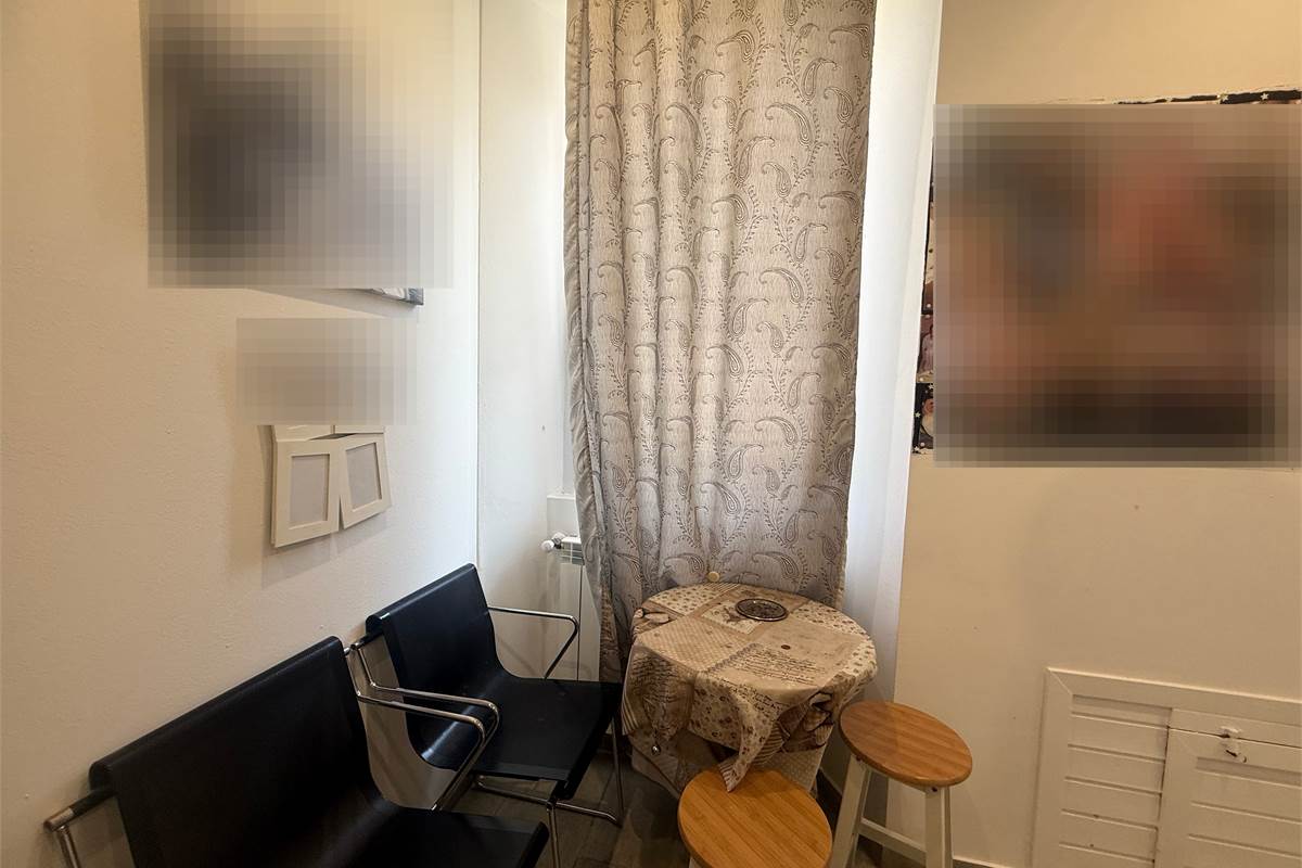 VALBRONA:CASA SINGOLA ANCHE PER DUE FAMIGLIE