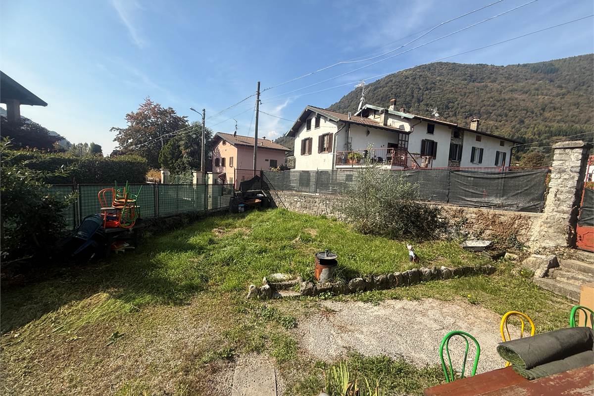 VALBRONA:CASA SINGOLA ANCHE PER DUE FAMIGLIE