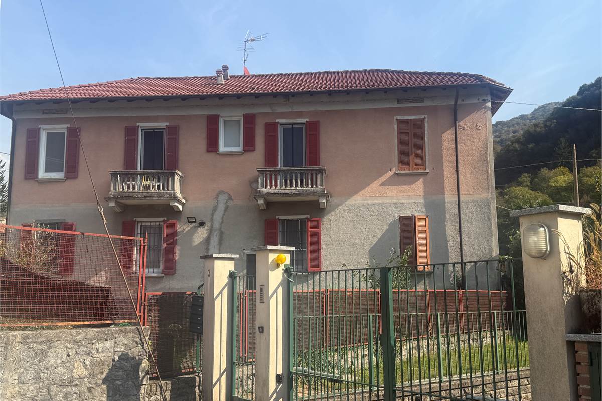 VALBRONA:CASA SINGOLA ANCHE PER DUE FAMIGLIE