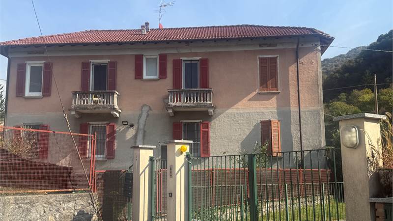 VALBRONA:CASA SINGOLA ANCHE PER DUE FAMIGLIE
