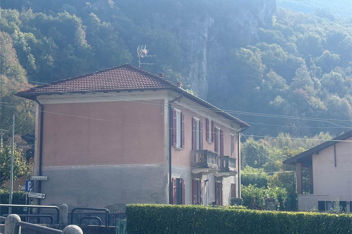 VALBRONA:CASA SINGOLA ANCHE PER DUE FAMIGLIE