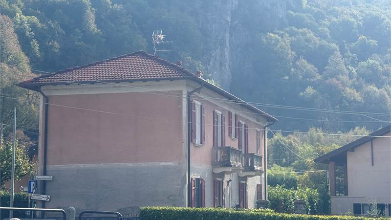 VALBRONA:CASA SINGOLA ANCHE PER DUE FAMIGLIE
