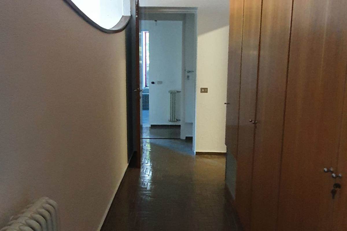 ERBA:IN VILLA-APPARTAMENTO CON GIARDINO