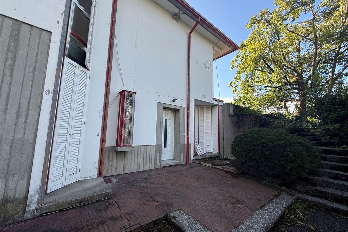 ERBA:IN VILLA-APPARTAMENTO CON GIARDINO
