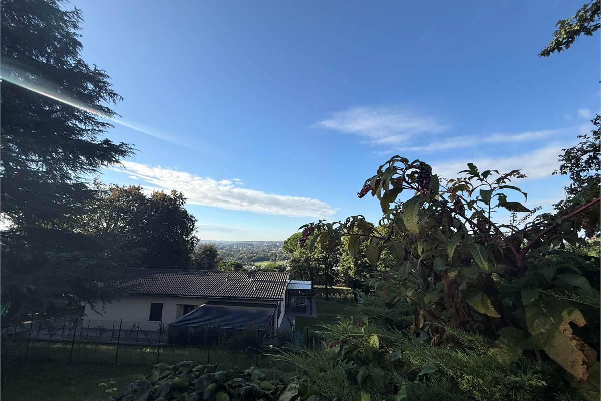 ERBA:IN VILLA-APPARTAMENTO CON GIARDINO