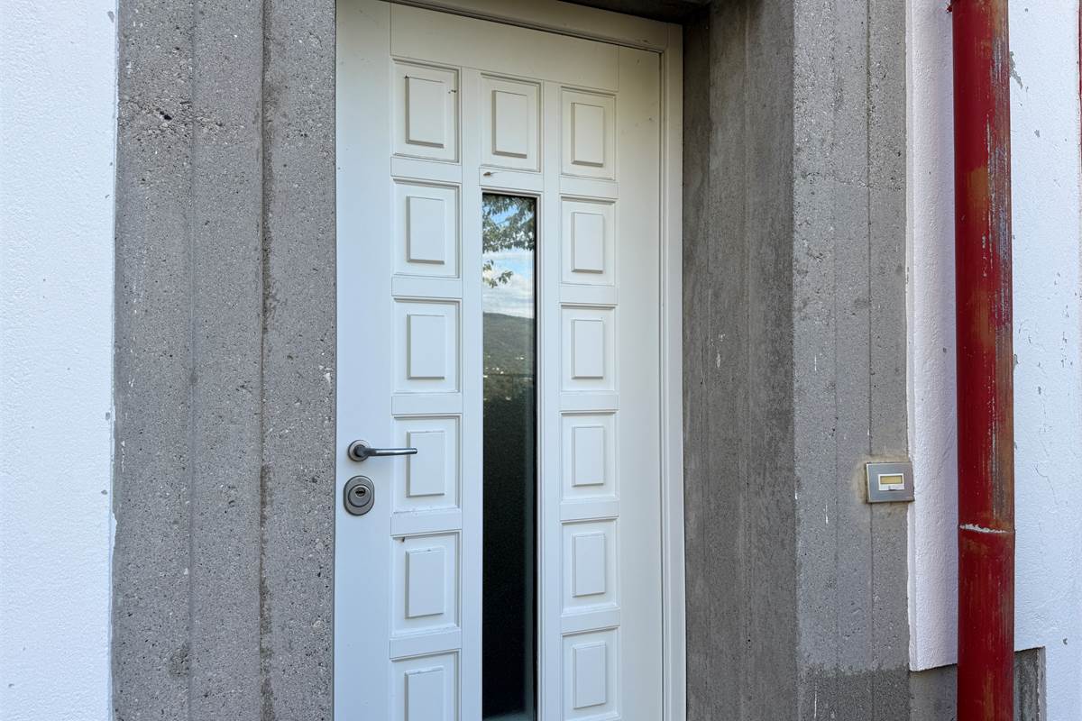 ERBA:IN VILLA-APPARTAMENTO CON GIARDINO