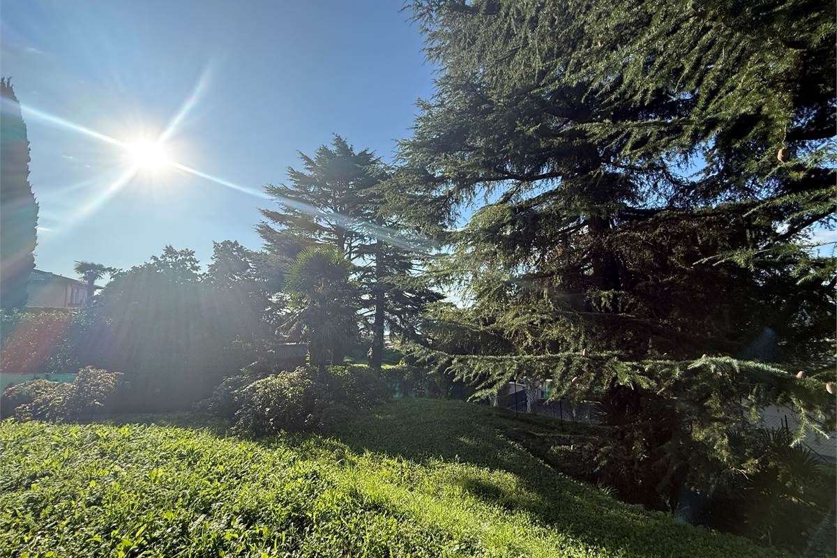 ERBA:IN VILLA-APPARTAMENTO CON GIARDINO