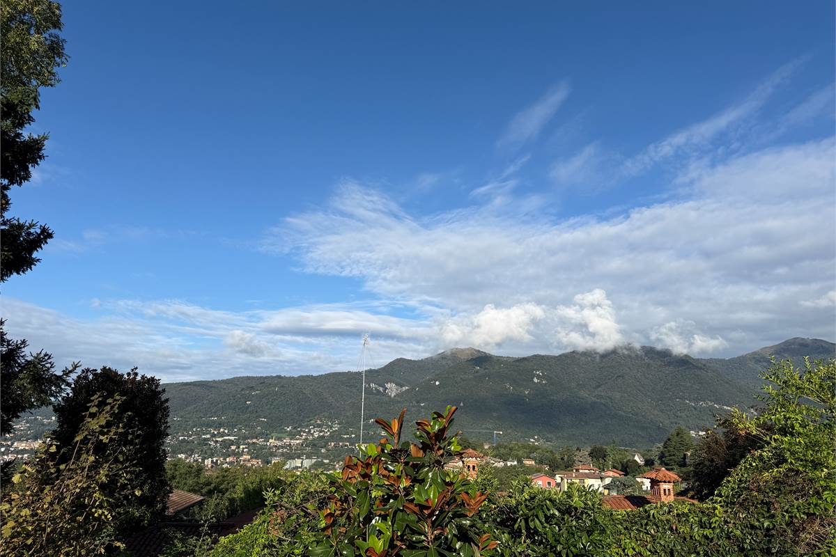 ERBA:IN VILLA-APPARTAMENTO CON GIARDINO