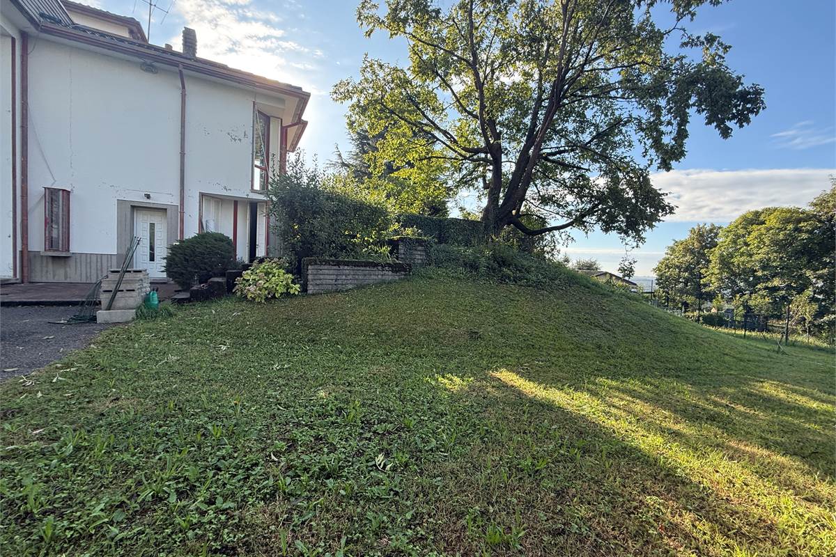 ERBA:IN VILLA-APPARTAMENTO CON GIARDINO